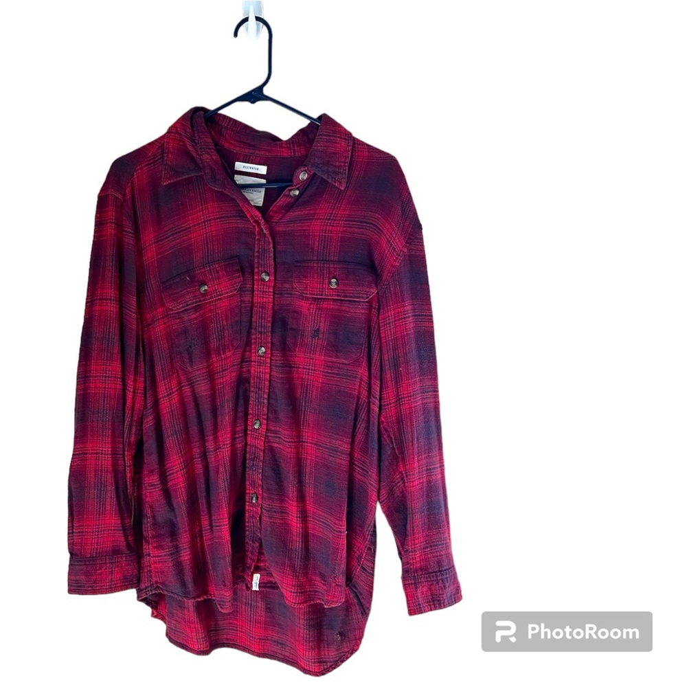🔺AMERICAN EAGLE: Women’s M, oversized fit, destroyed style red plaid flannel🔺